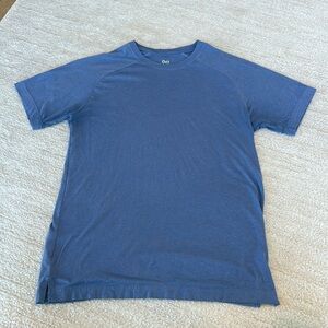 Men’s alo yoga triumph t shirt size M color light blue